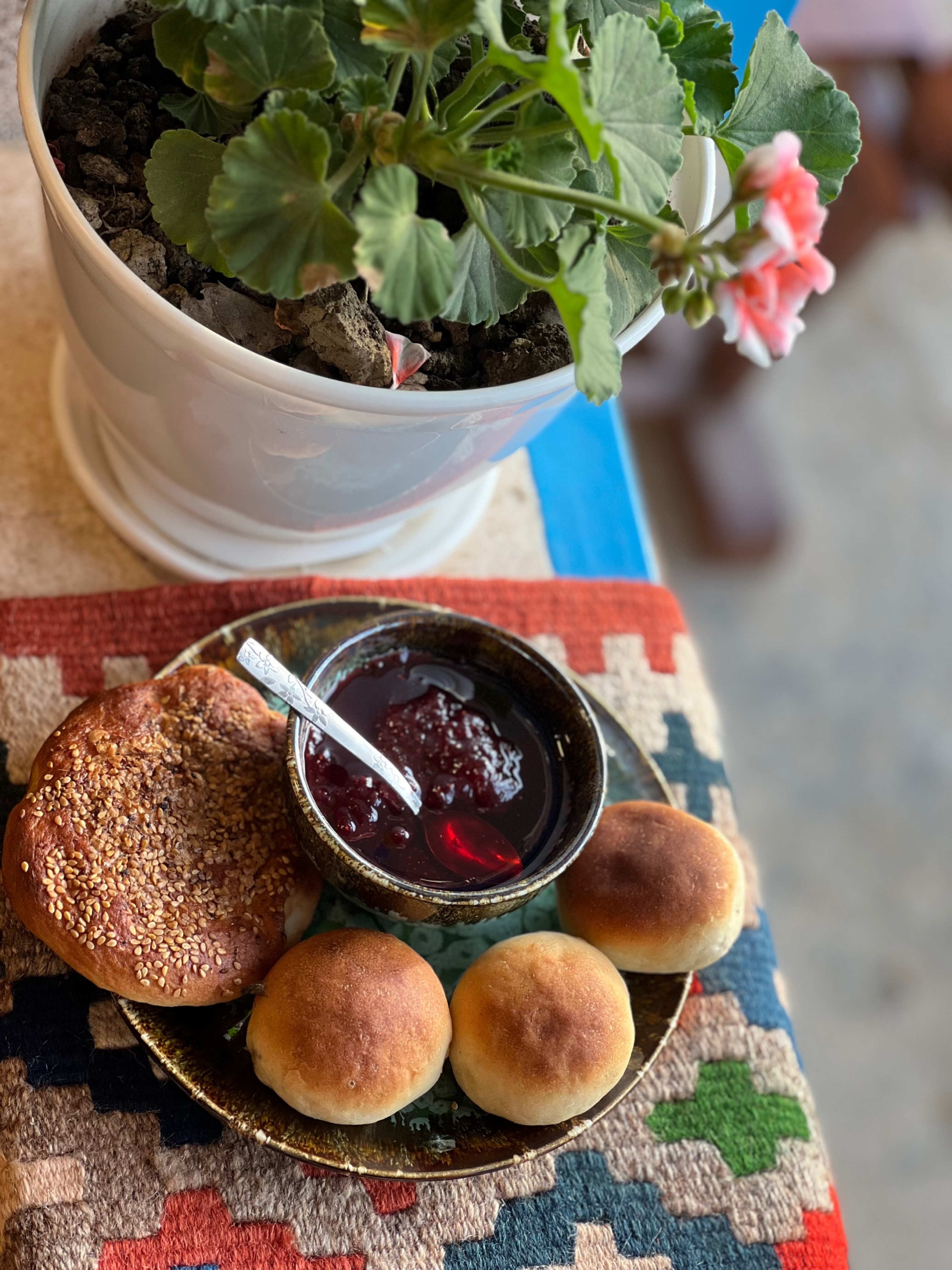 نان محلی+مربای خانگی